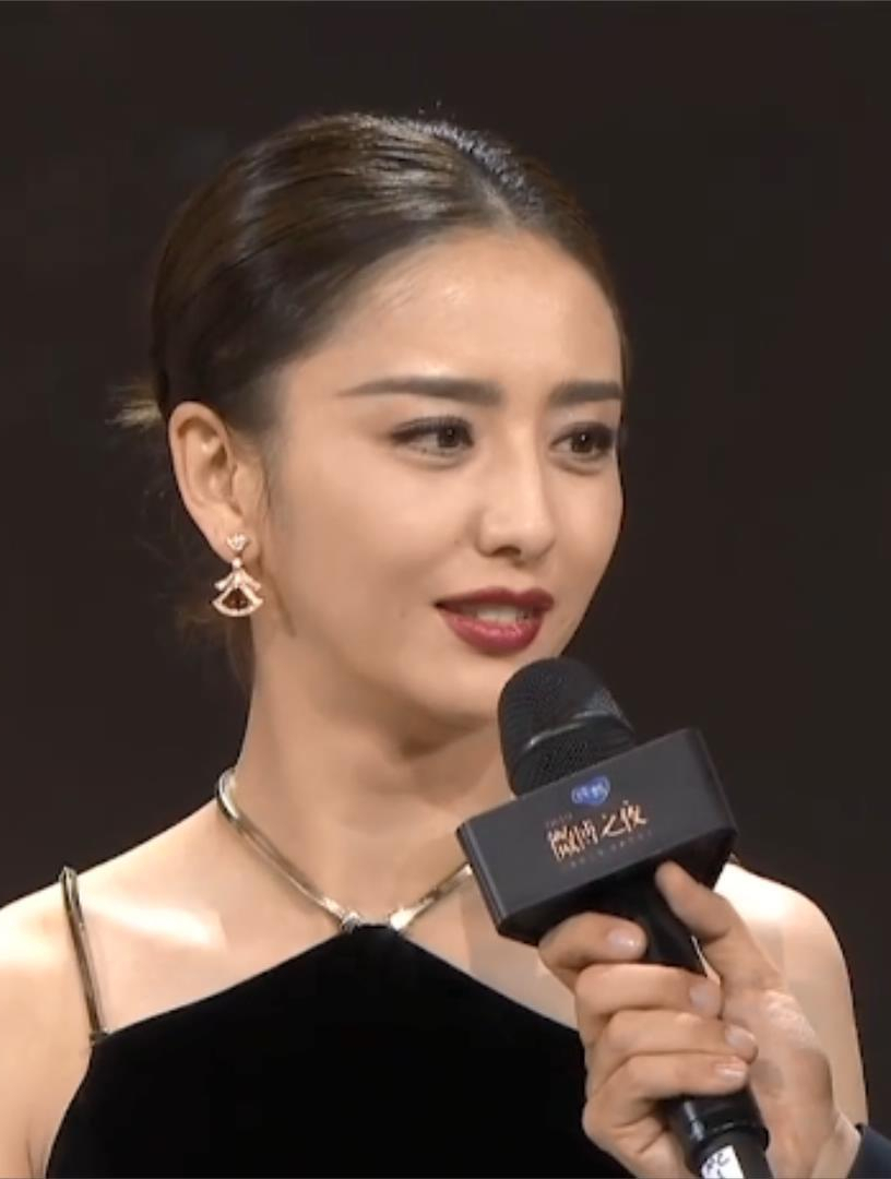 佟丽娅活动生图被疯传,当看到她转过身时,网友:这谁顶得住?