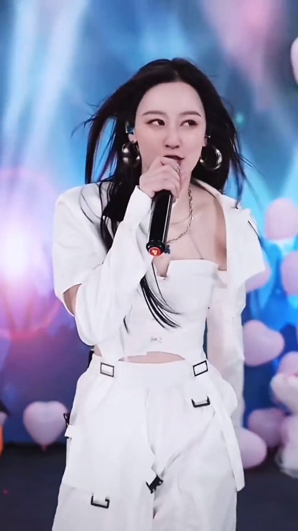网红歌手唐艺演唱歌曲《狂浪》