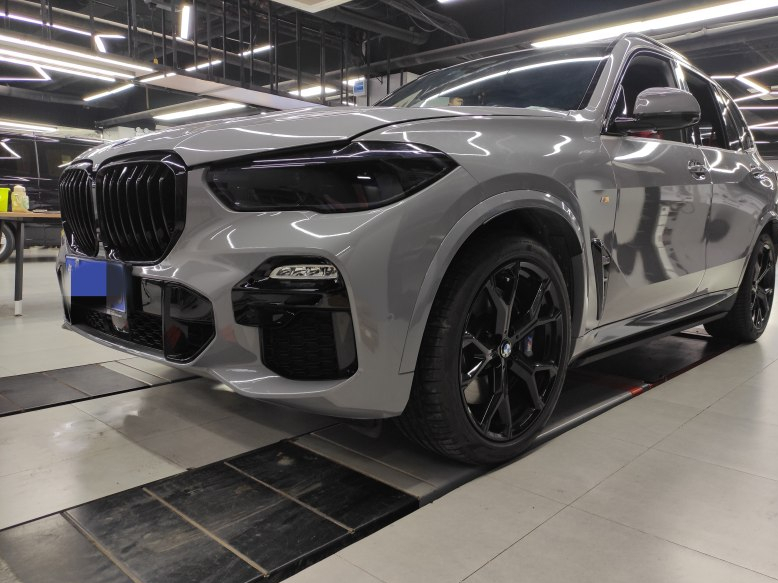 宝马x5全车黑化 水泥灰改色,全车原厂亮黑镀铬件直接替换