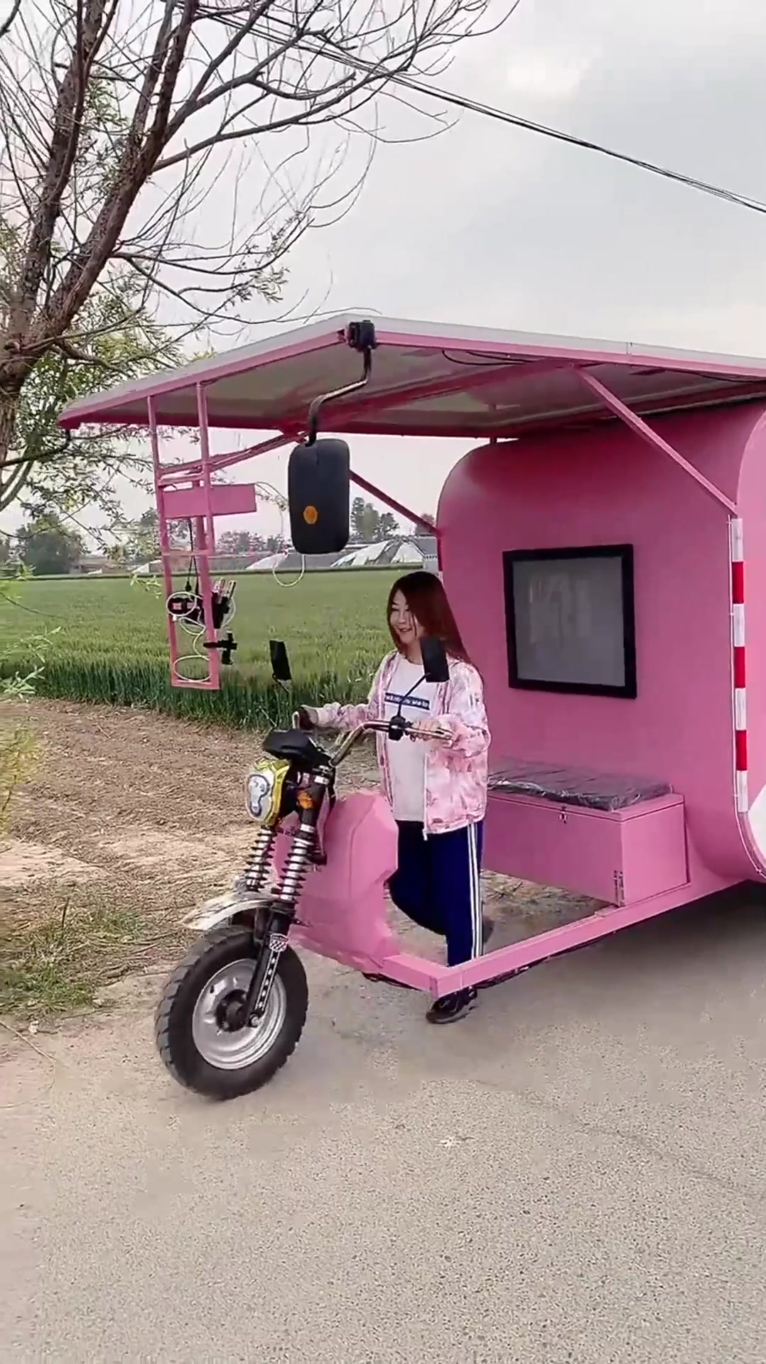 美女网红徒步,不过这个三轮车,是认真的吗?