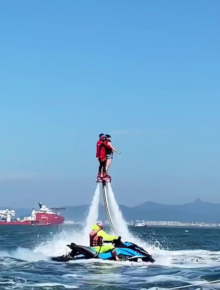 比基尼美女体验水上飞人,看到教练手的位置,男朋友气得想打人