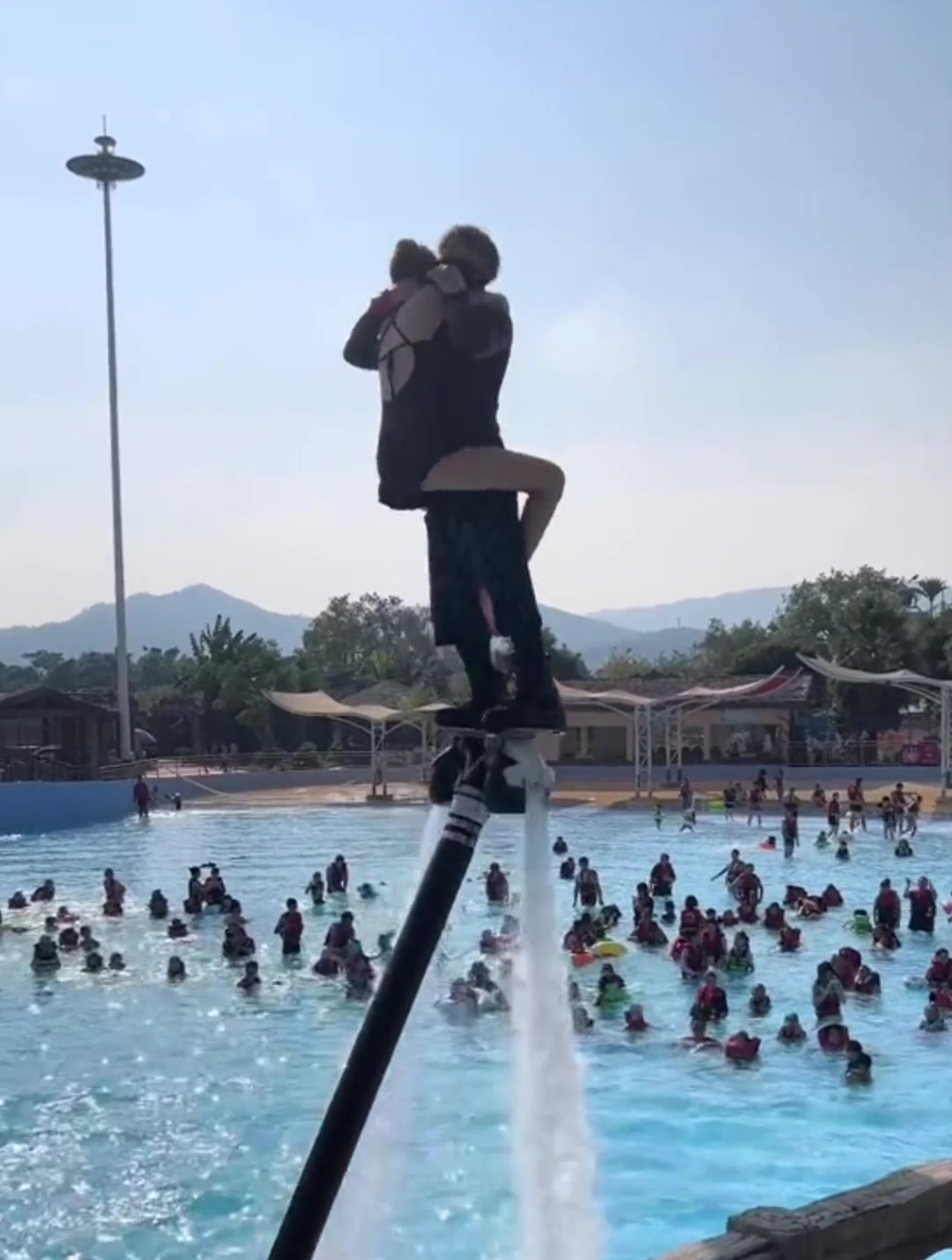 23岁白富美来玩水上飞人,这次教练赚大发了,太让人羡慕了!