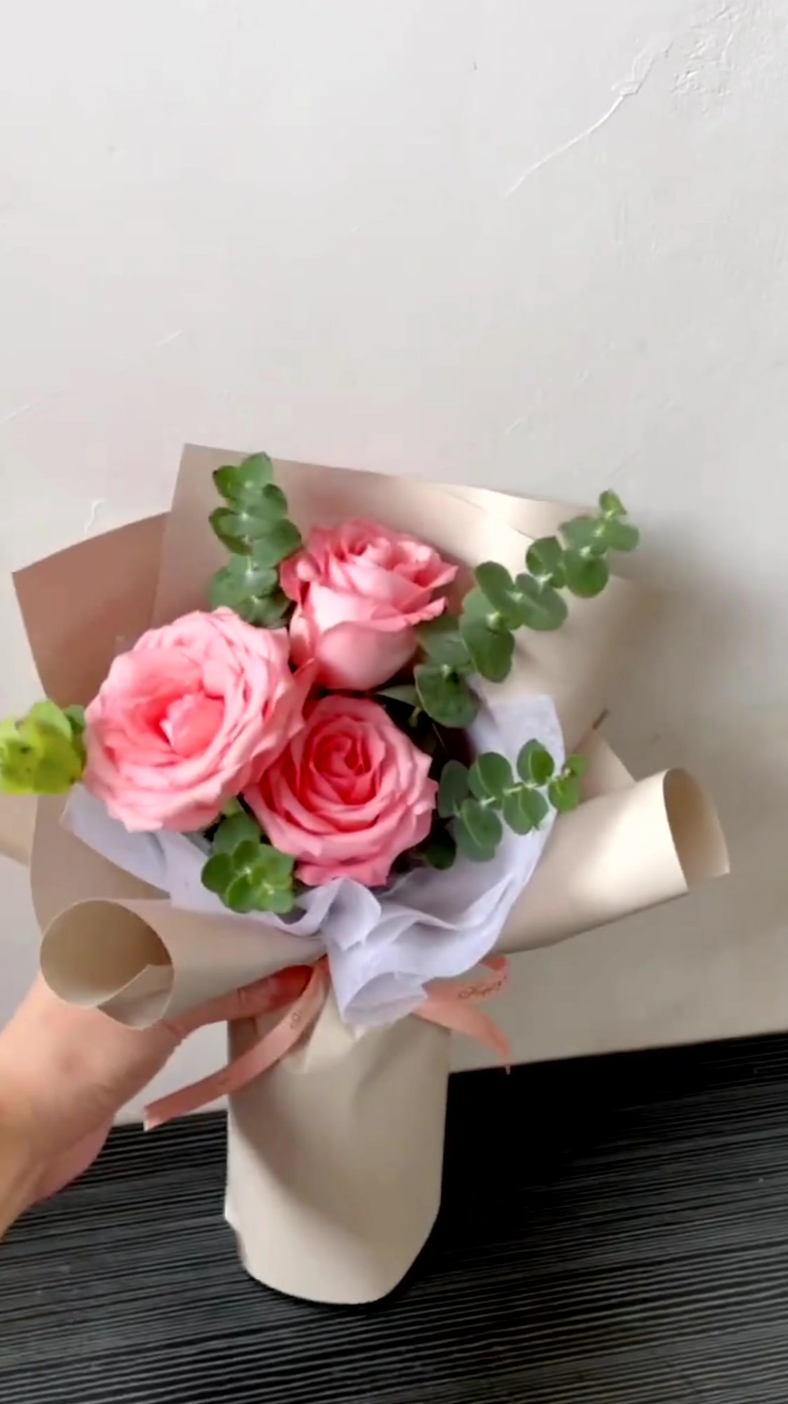 3支粉玫瑰包装教程