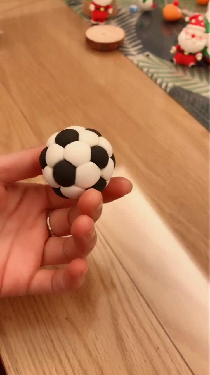 比小章鱼的做法还要简单的粘土足球