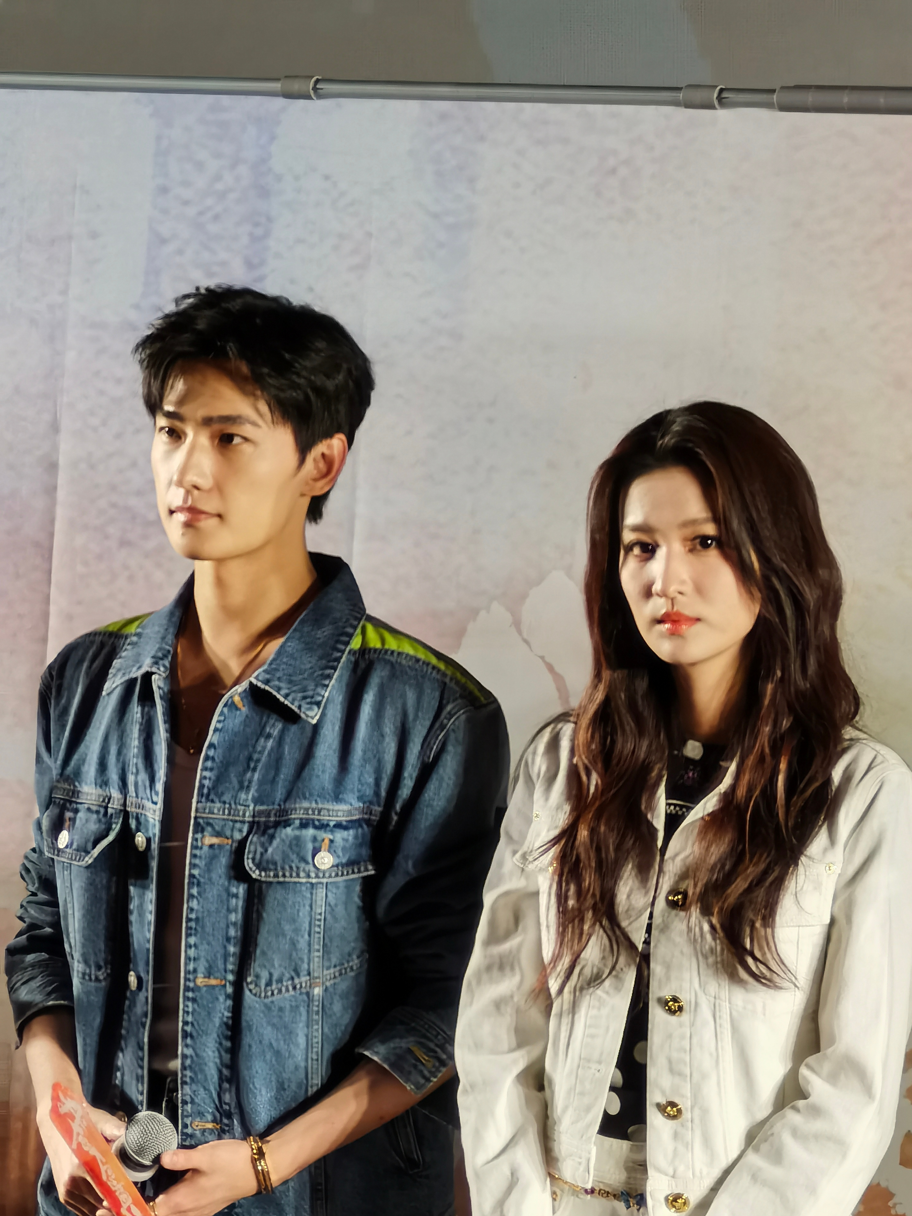 杨洋王楚然被曝恋情后首同框!对视十分甜蜜,实力演绎她闹他笑