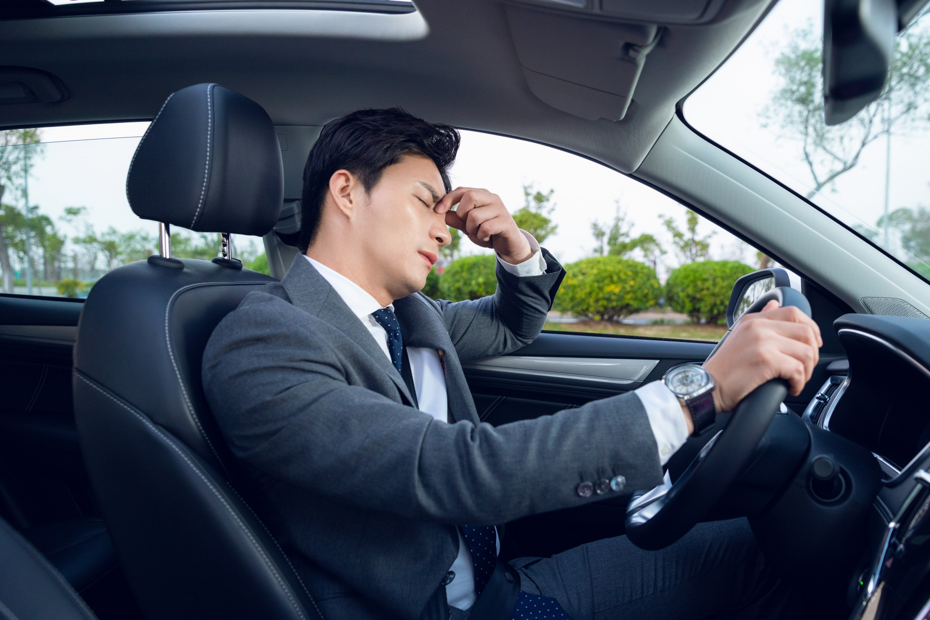 高速开车"犯困"怎么办?老司机教你简单1招,瞌睡"快速消失"