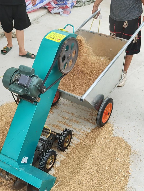 下乡收粮食专用的装粮食入斗车神器,小型自走式扒谷机扒粮机