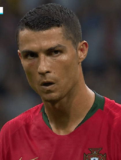 "足坛传奇"c罗:一个眼神震撼全场,帽子戏法拯救葡萄牙2-度小视