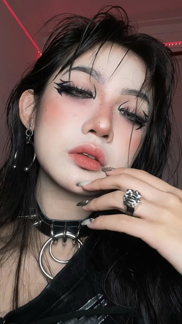 禁欲系|暗黑哥特烟熏妆 酷酷拽姐妆