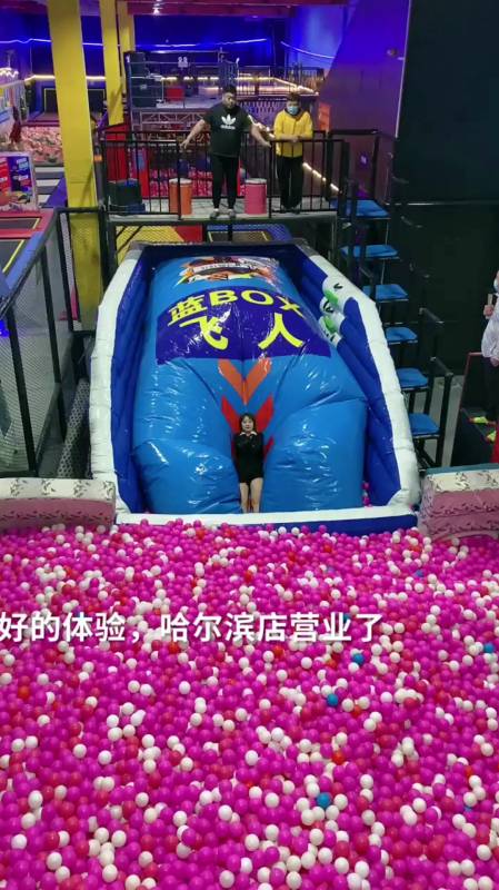 慢镜头拍摄美女穿短裙玩蹦床,弹起来的那刻,真是大写的尴尬!