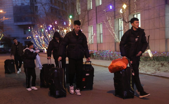 遼寧男籃入住賽區酒店,郭艾倫表情嚴肅,張鎮麟歸隊,多小將跟隊