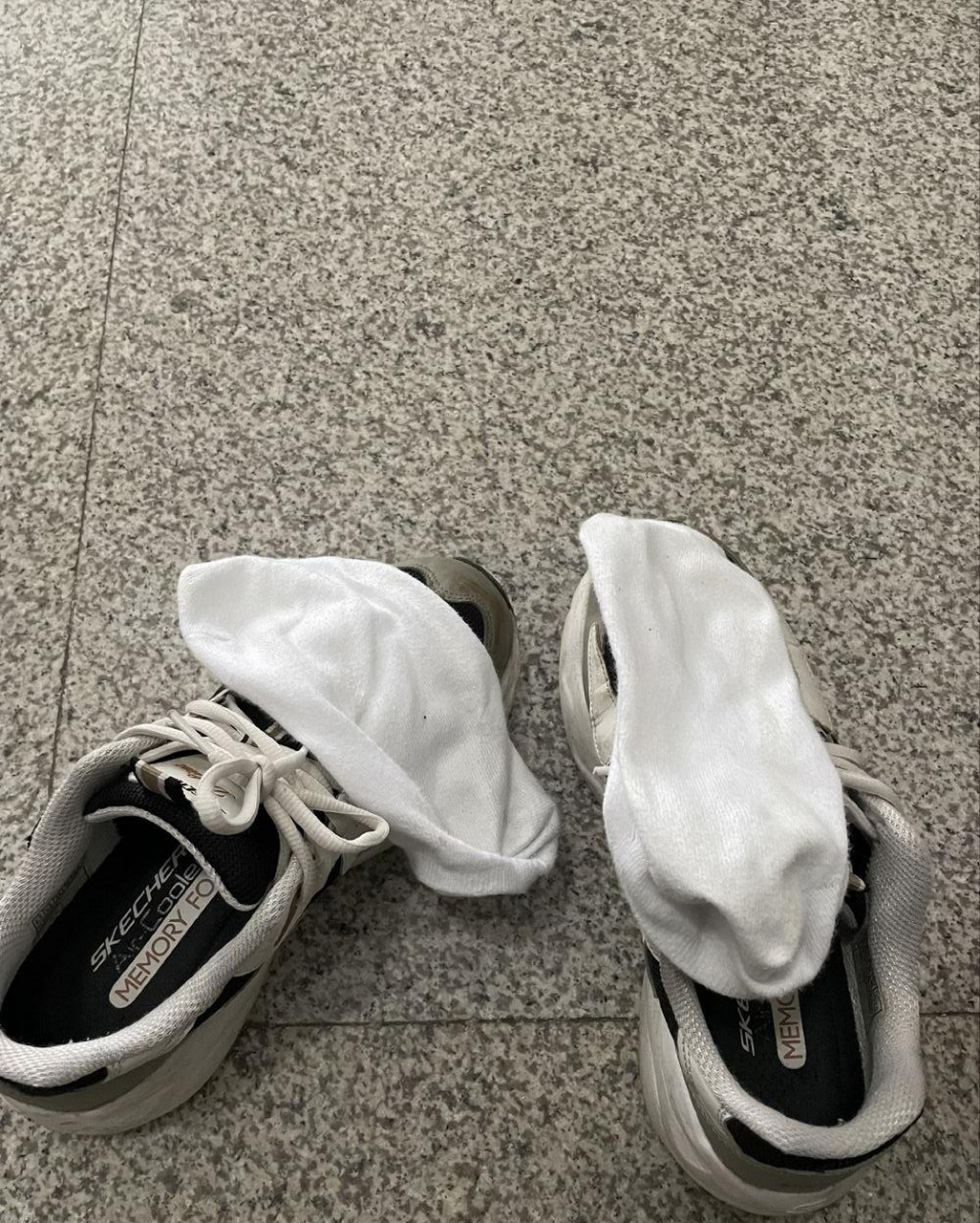 性格内向,下课只能躲在楼道里散味