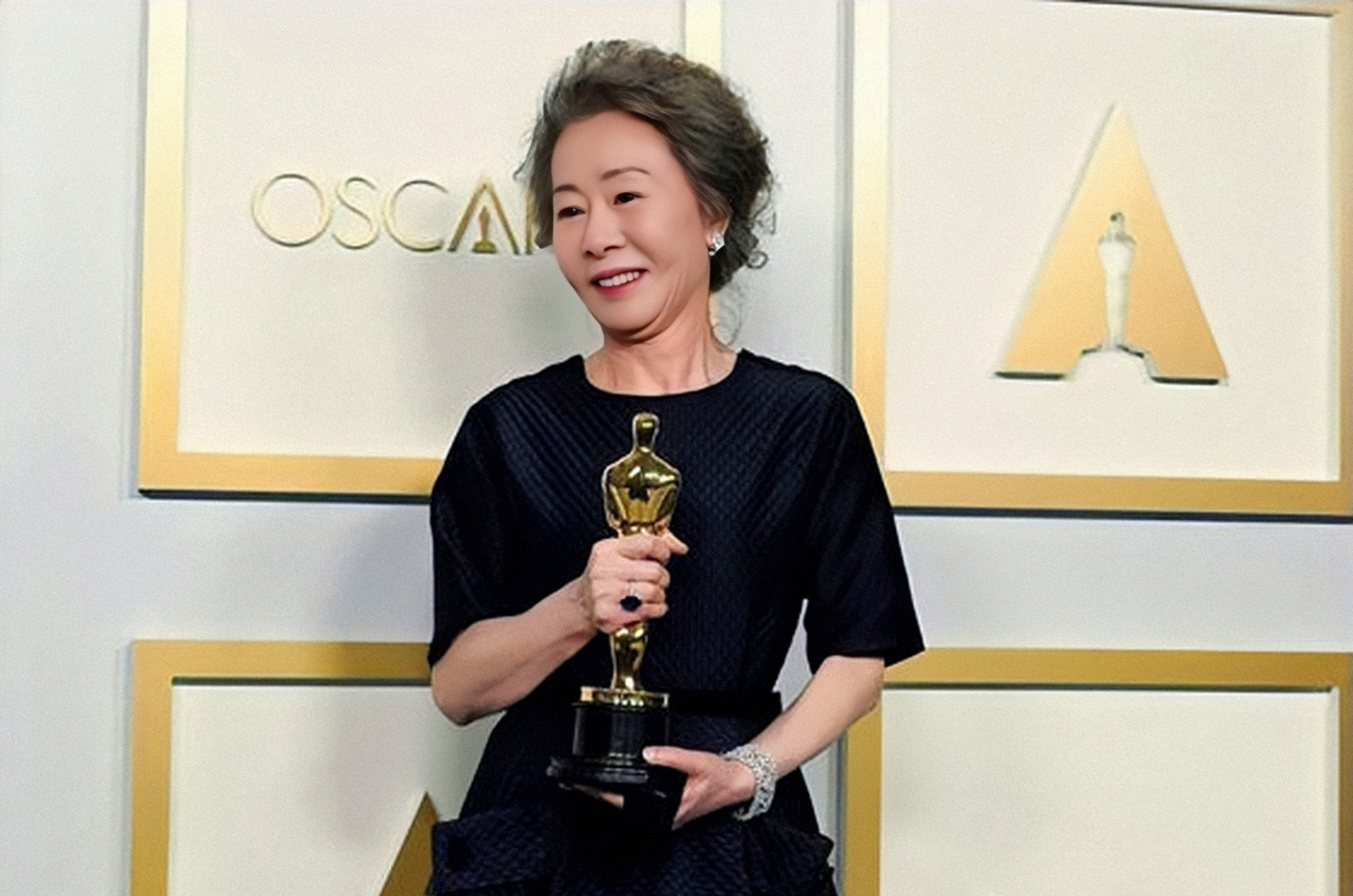尹汝贞手捧奥斯卡奖杯