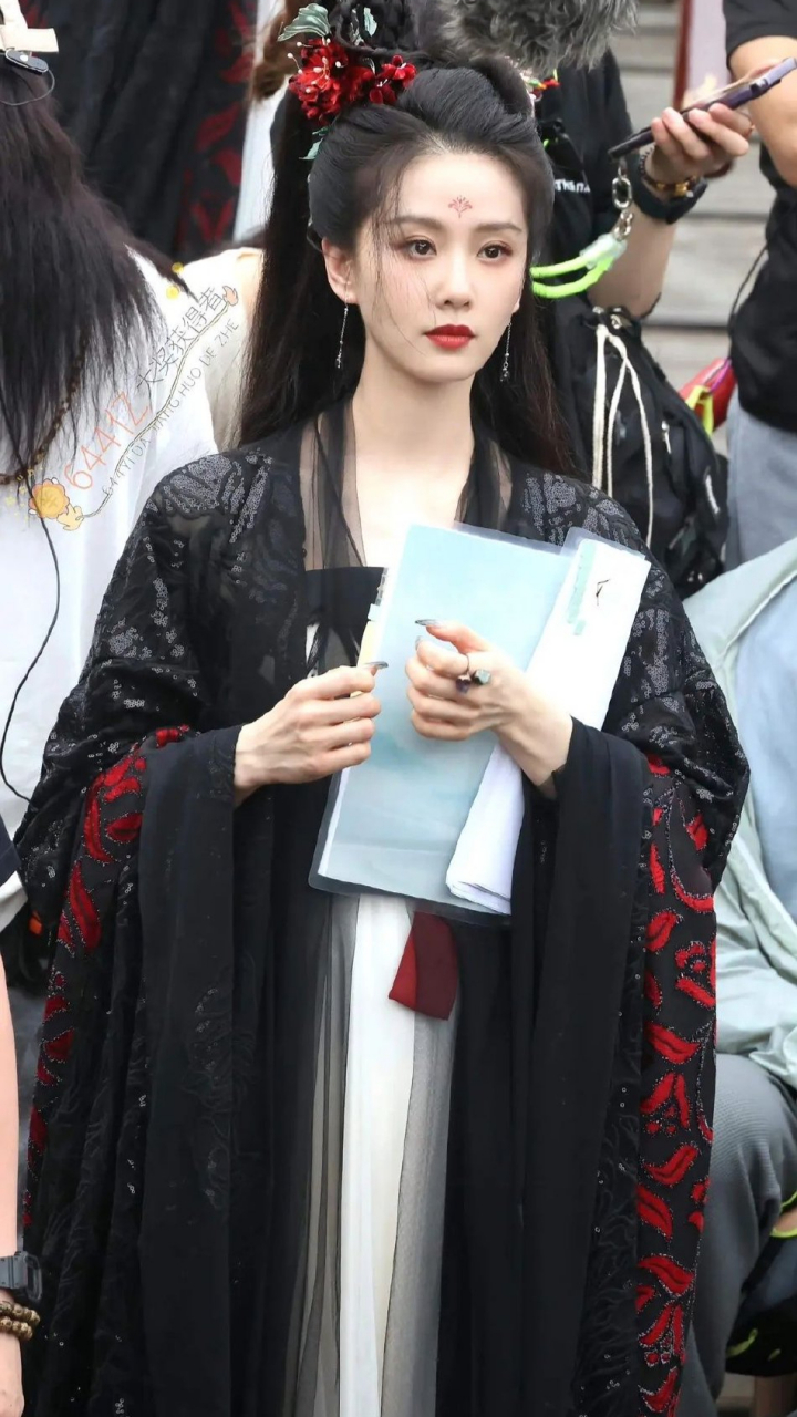 她身穿一袭黑衣古装,搭配红唇造型,黑化感十足,似疯批美人.