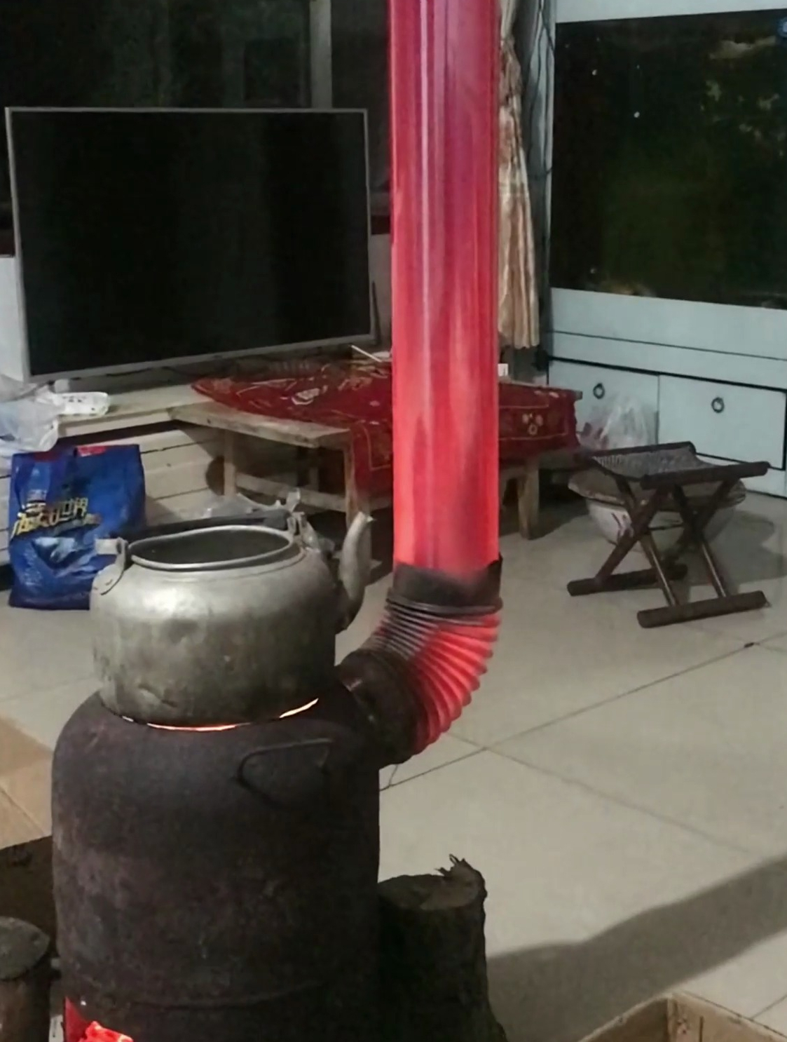 炉子的烟筒烧的通红网友感觉下一秒就要融化了