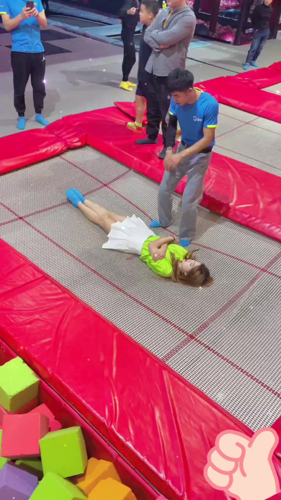 精致美女穿短裤玩蹦床,接下来一幕,网友:幸亏不是我老婆!