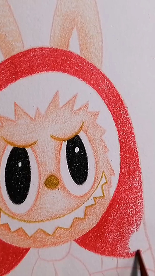 彩铅手绘labubu拉布布俄罗斯套娃红配绿呢～-度小视