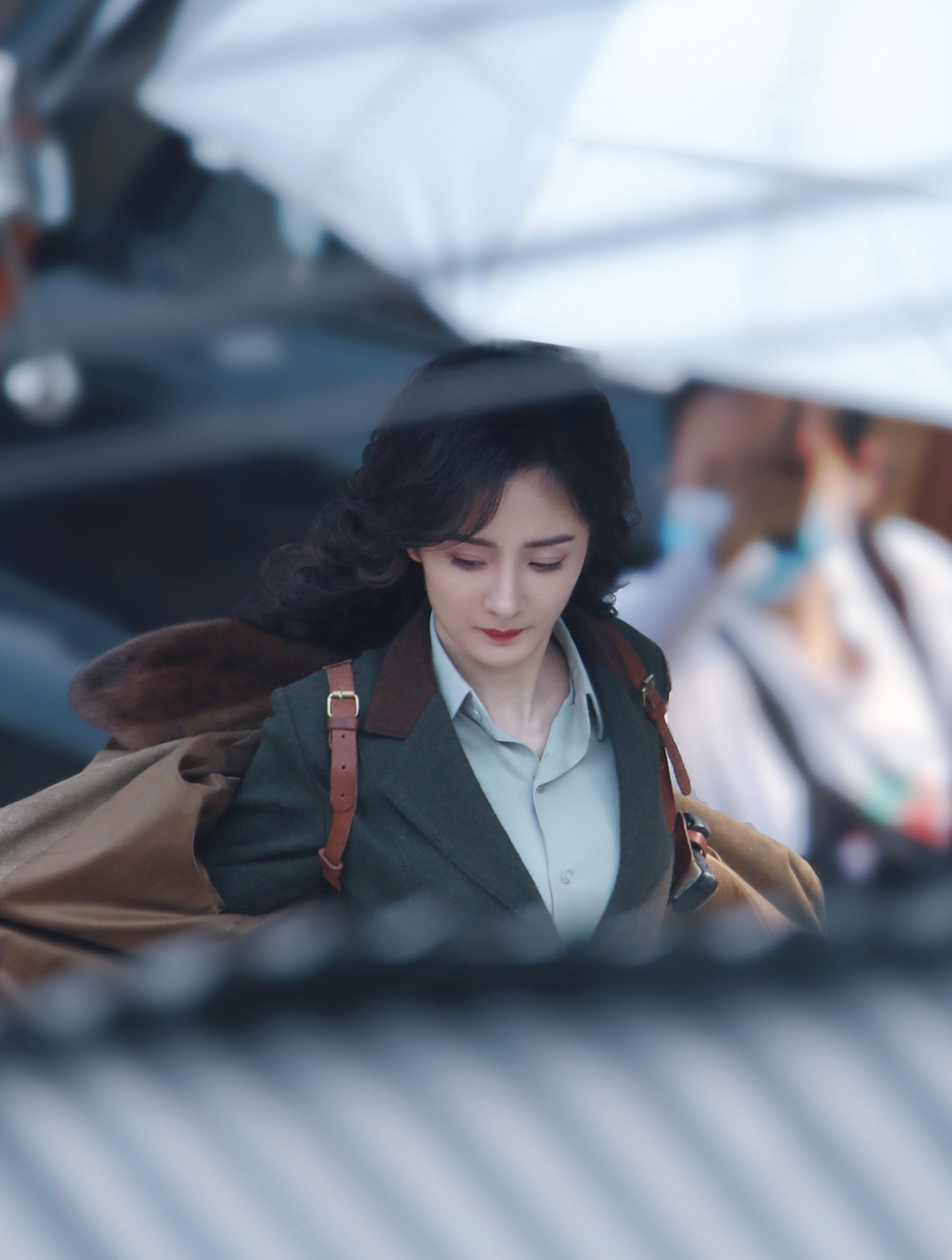 杨幂卷发军装路透