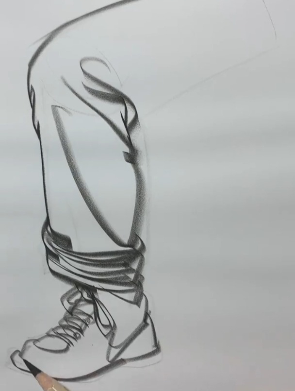 速写腿部衣纹示范来源哲棪老师