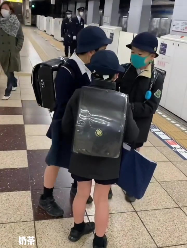 又到了冬天日本孩子冬天光腿上学自己上下学日本