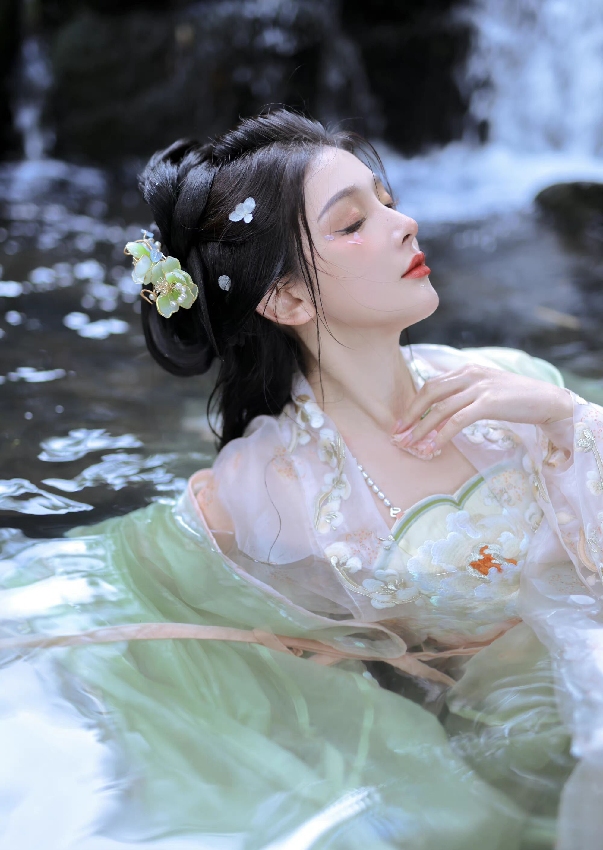 太拼了!女生穿"汉服"下水拍摄,美得让人心动