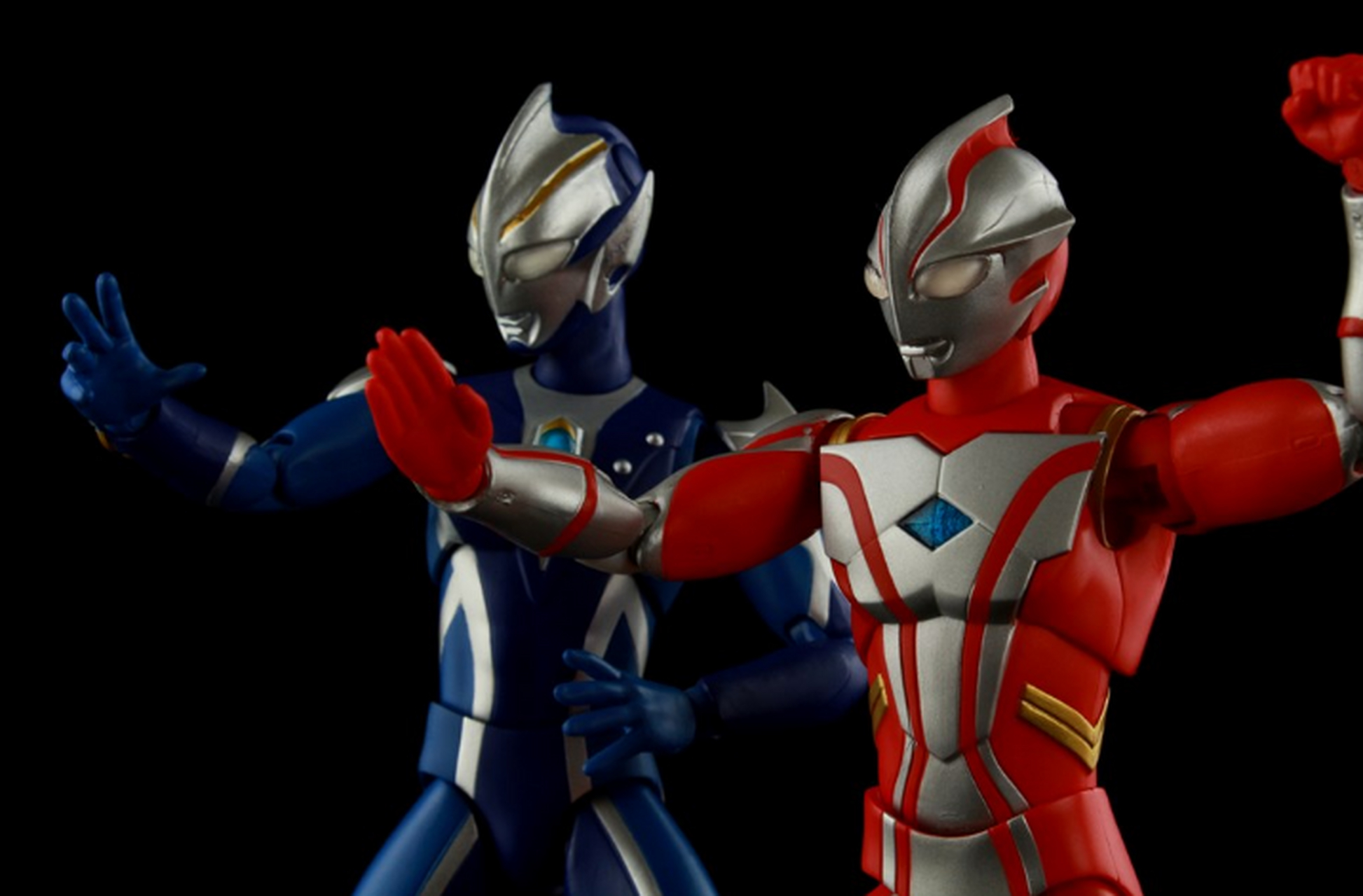 1,奥特曼的四大种族中,白族和蓝族的奥特战士可能更容易陷入孤独,因为