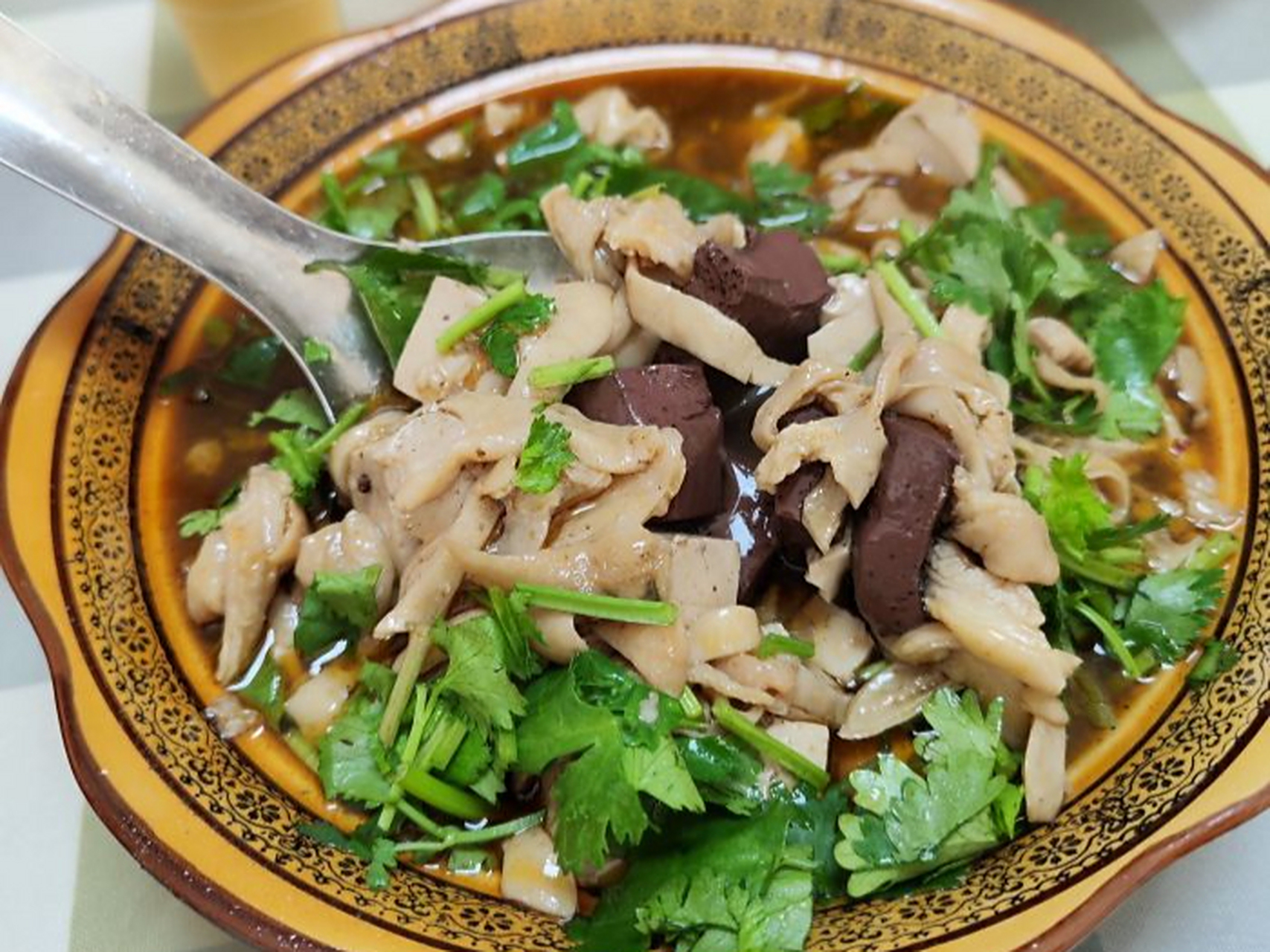 河南省信阳市罗山县,也是一个痴迷吃猪大肠的地方,经过秘制的大肠汤