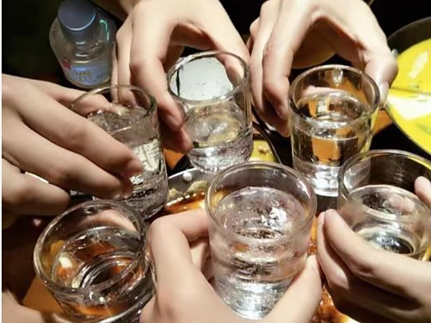 两女子喝酒怕对方溜走用铁链锁一起,效仿生死局,豪气变晦气