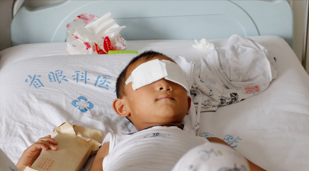 九年前 6岁小男孩被伯母挖掉双眼