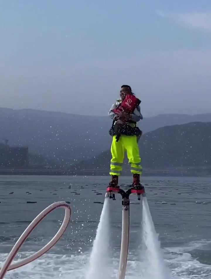 美女大胆体验水上飞人,教练身后环腰抱,像极了爱情!-度小视
