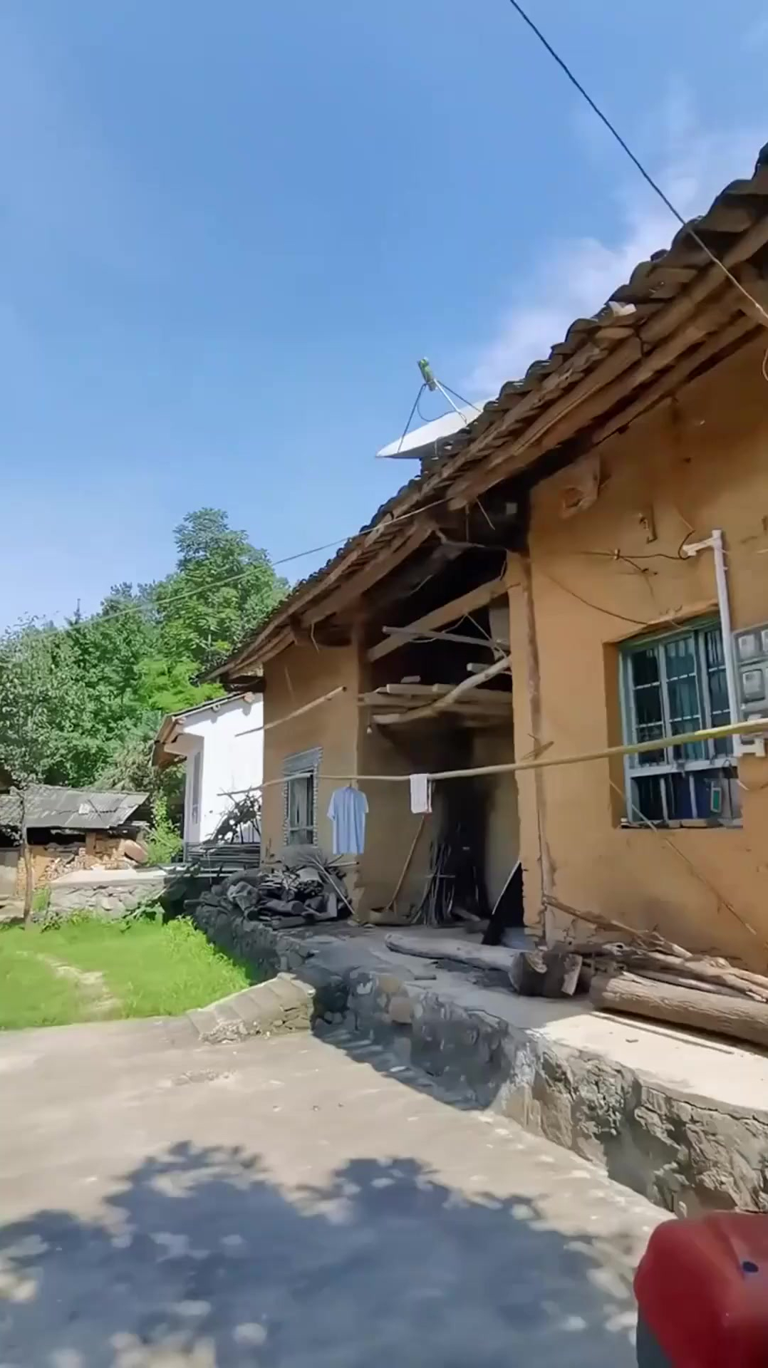 家里老房子破烂成这样,真不明白,老父亲有何可留恋的!-度小视