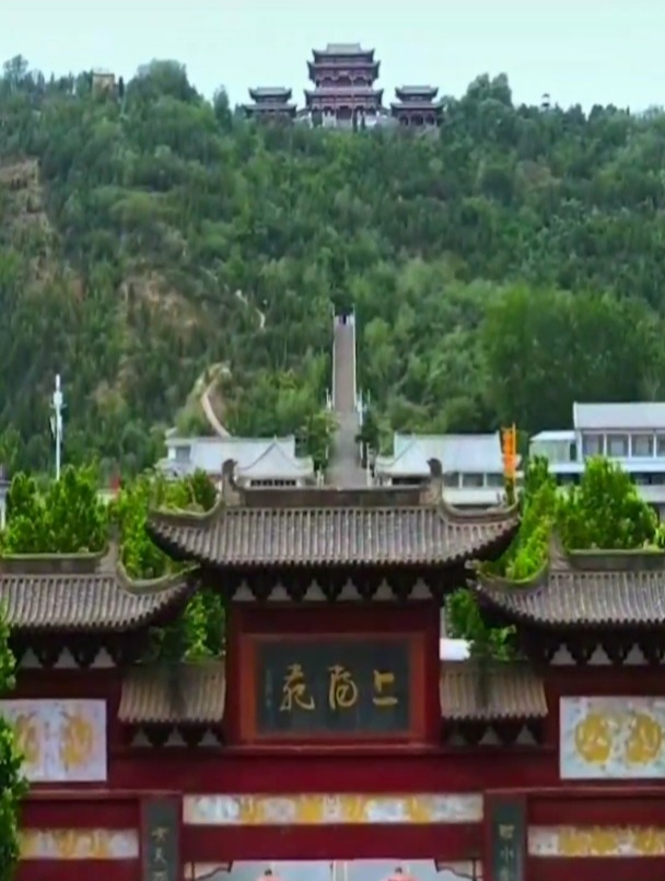 南山公园夜色阑珊夜游三门峡南山公园俯瞰三门峡市区繁华