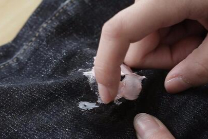怎样去除衣服上的口香糖残胶