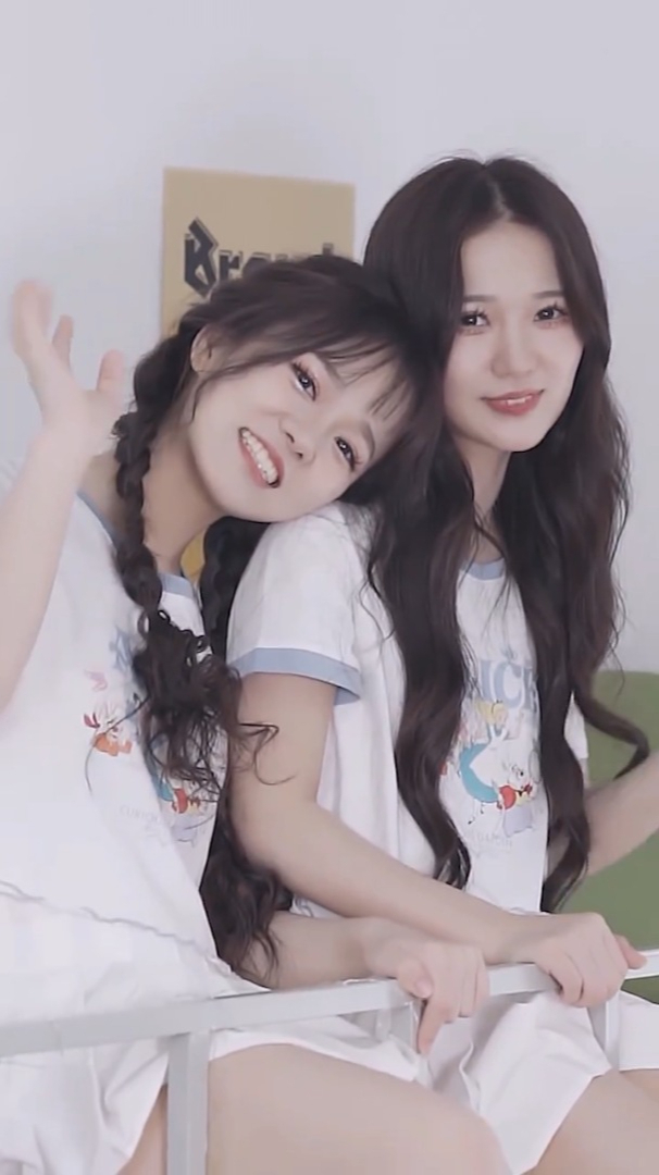 姐姐温柔体贴,妹妹活泼可爱,你喜欢的是姐姐还是妹妹?