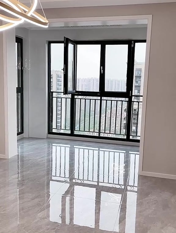 地砖通铺到阳台,用的内开内倒窗,密封性能好