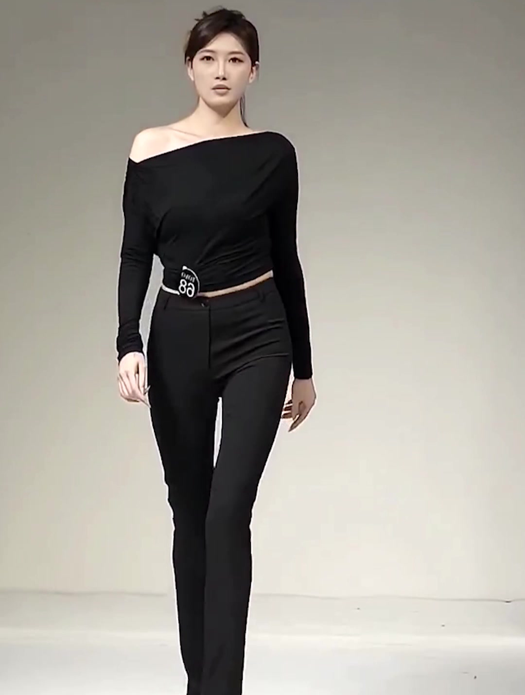 模特玉玉面试,就这颜值和身段,以后肯定必火!