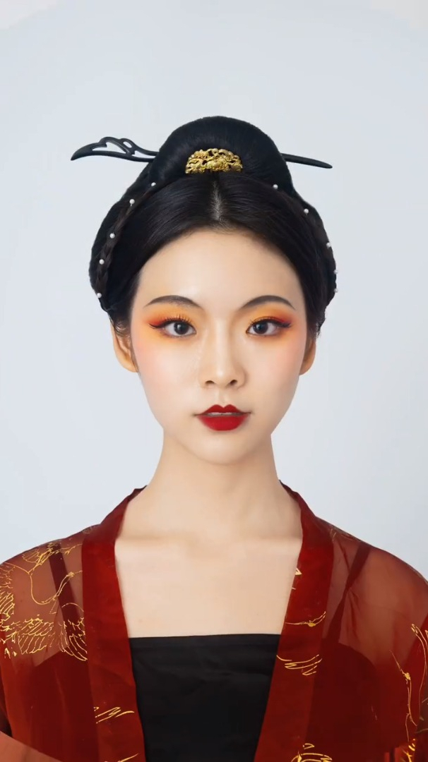 国风汉服造型玉蝉金雀三层插翠髻高丛绿鬓虚