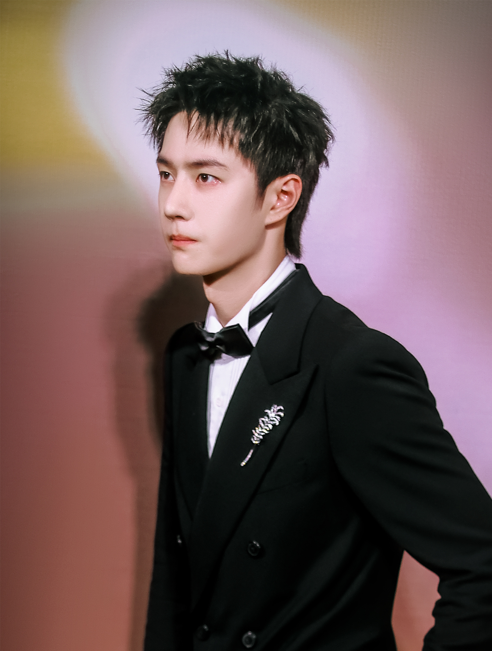 王一博金鸡奖提名致辞倍受瞩目却惨遭电影群演造谣被业界孤立