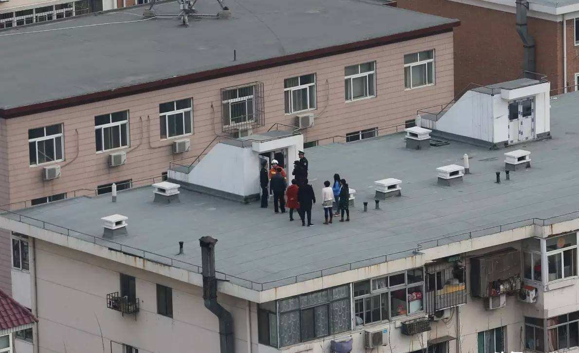 "25楼天台门没锁,我孩子才掉下去的",事发陕西,这门该锁吗?