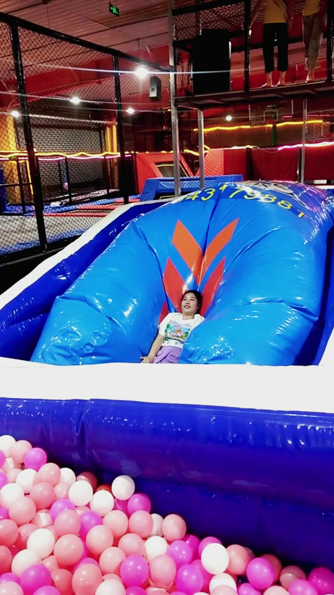 穿着裙子闺蜜拉我玩蹦床,弹飞起来那一刻,我以后还怎么见人啊!-度小视