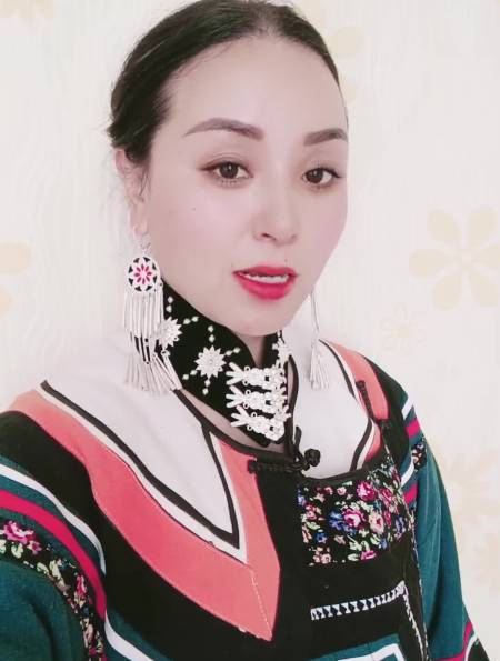 我是彝族姑娘,是兹兹普乌日古阿鲁家族的甲古莫-度小视