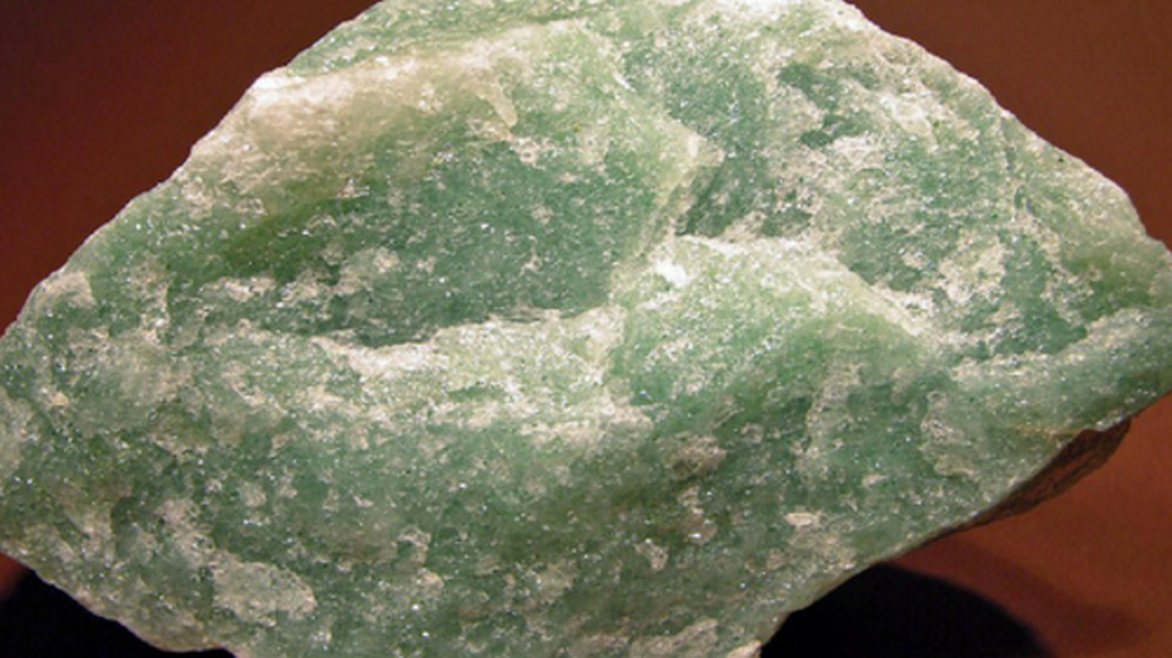 钾,铝,镁 ,铁 ,锂等层状结构铝硅酸盐的总称