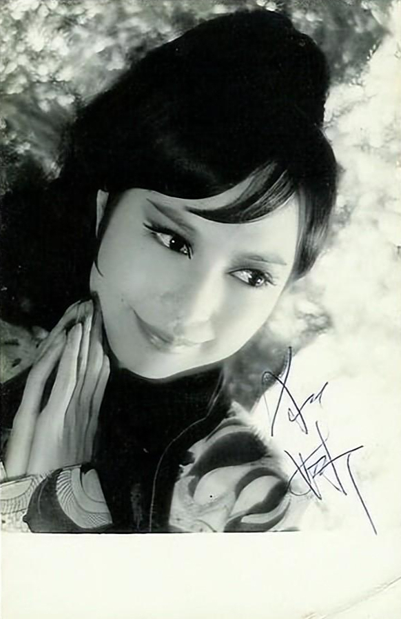 狄娜的父亲是个生意人,受父亲的影响,狄娜从小就非常聪明.