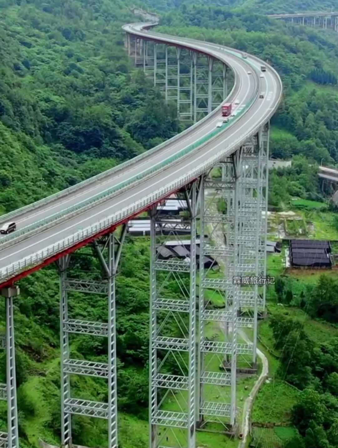 雅西高速幹海子特大橋,中國逆天工程,創造七個世界之最