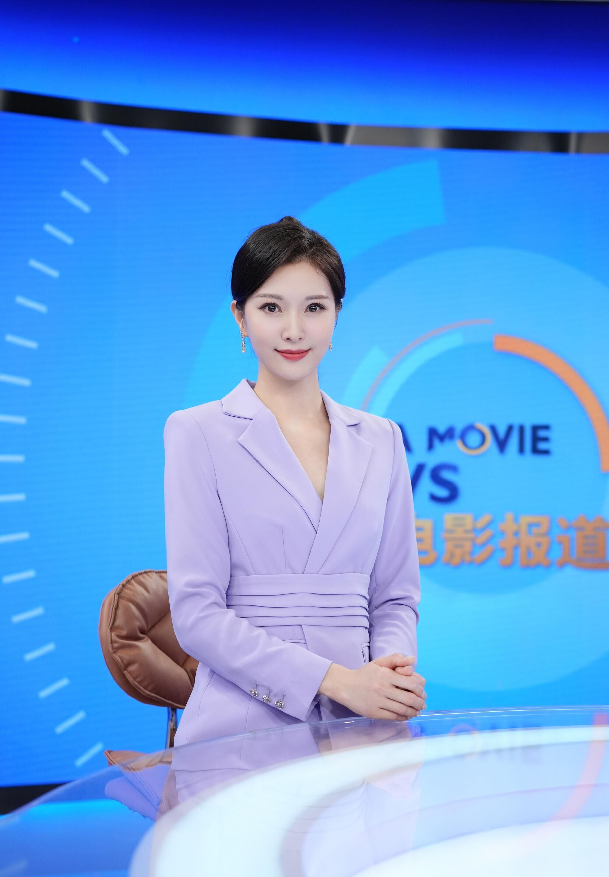 主持人都这么"卷"了吗?这脸蛋和身材,都快赶上女明星了!