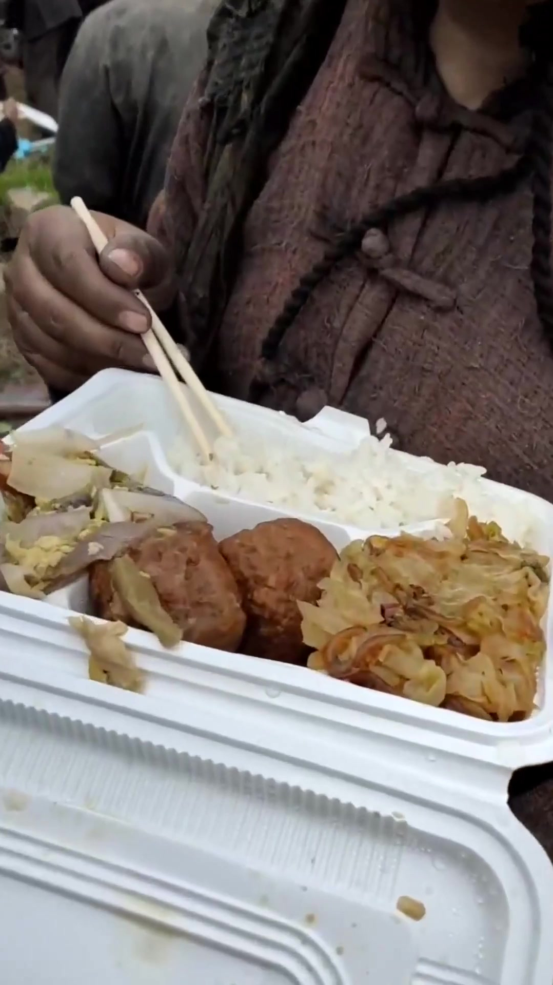 群众演员盒饭这么好?这条件我酸了!比工地打工强多了!