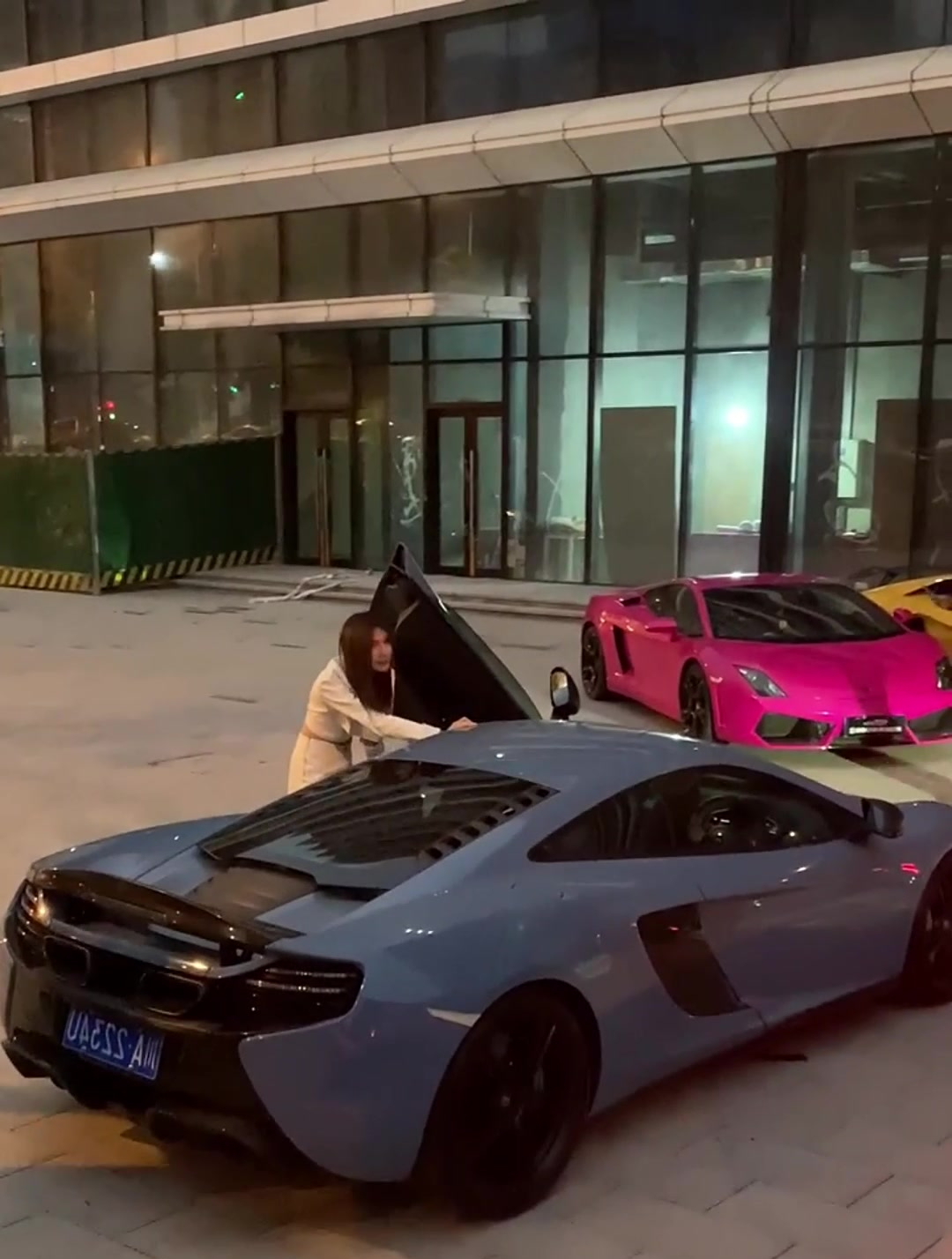 美女开迈凯伦来参加活动,成为焦点,不愧是高端活动