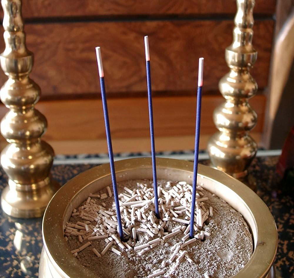 烧香时香灰烫手是什么征兆?"手得香"会发财?