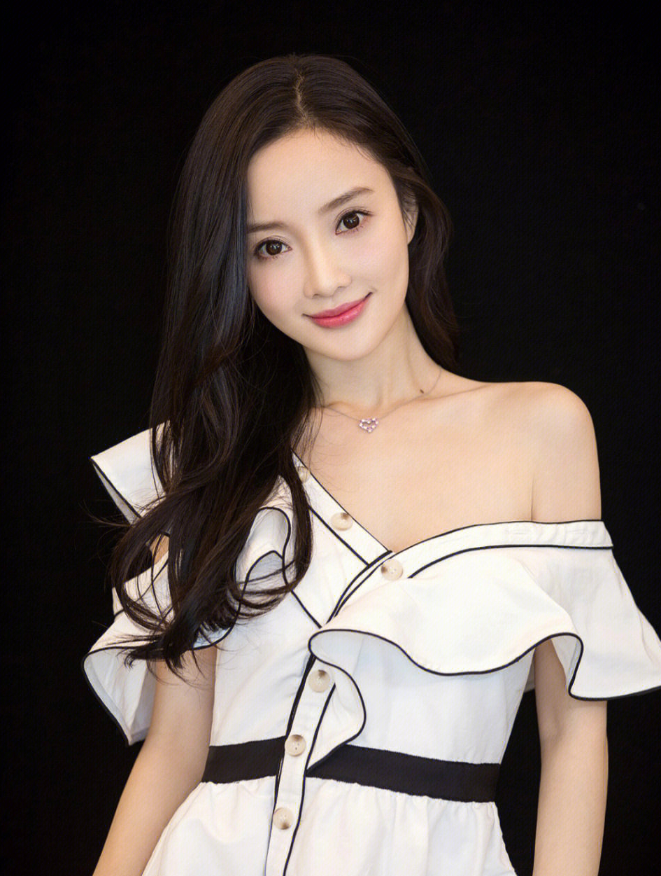 "最强富二代"李小璐:做饭请三个保姆伺候,一场直播狂赚2000万