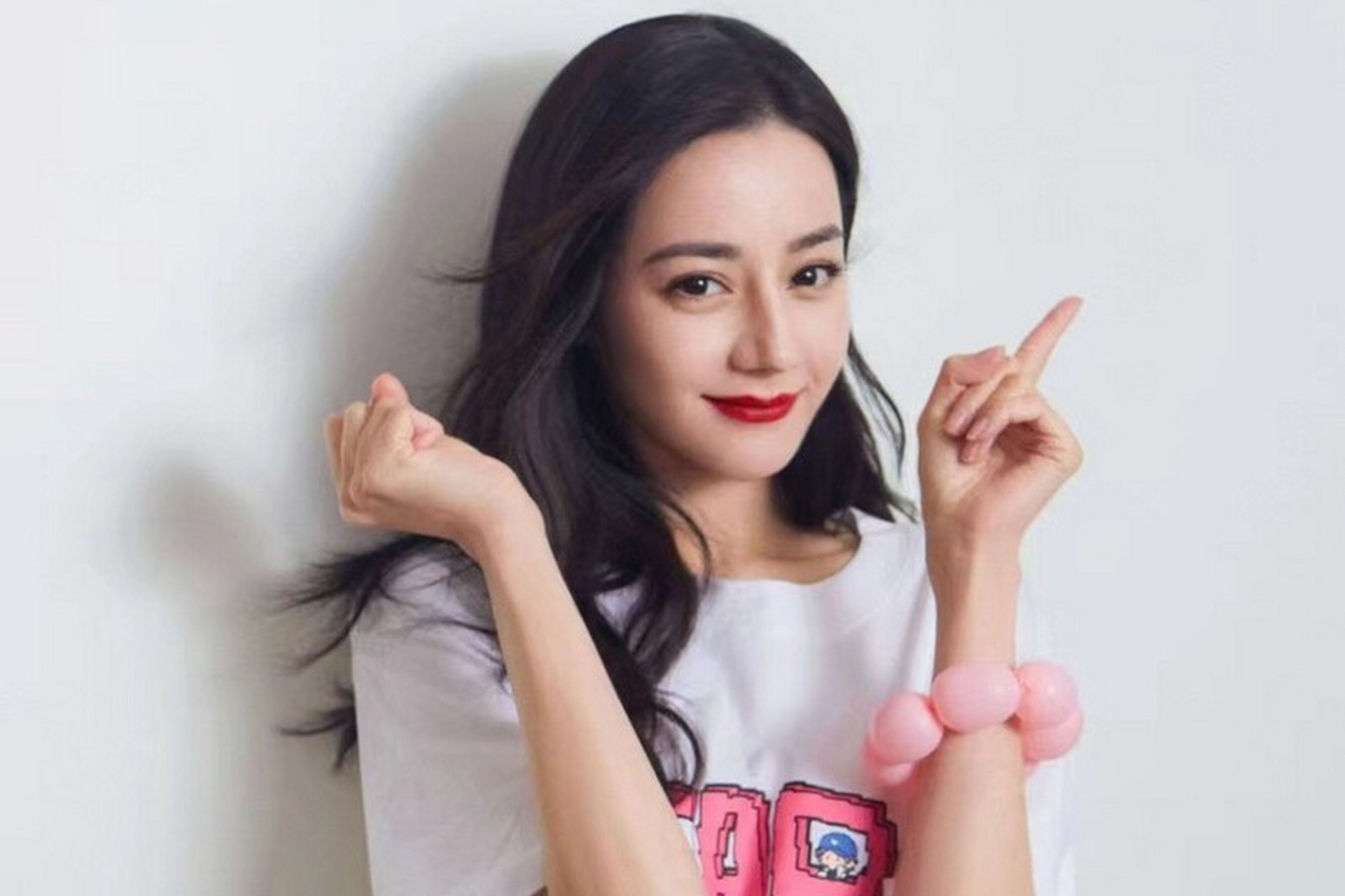 迪丽热巴是一位美丽与魅力兼具的女演员,她的五官立体,脸型精致,气质